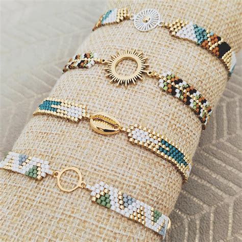 Composition de bijoux utilisant des perles Miyuki Delica blanches et d'autres couleurs neutres