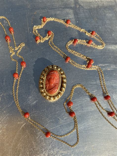 Illustration montrant comment nettoyer délicatement un bijou en corail fossile