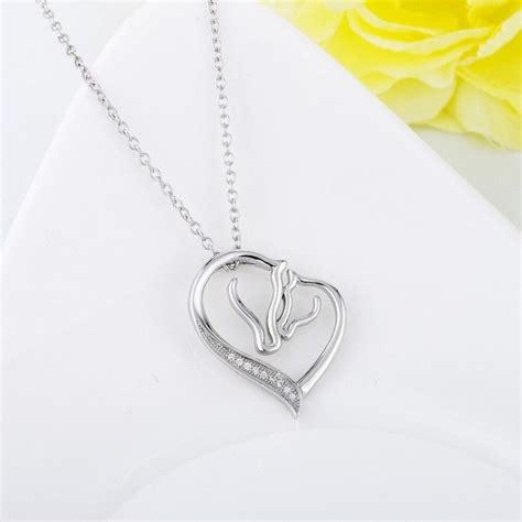 Collection de pendentifs cœur photo en argent et or, montrant différentes finitions et styles de gravure