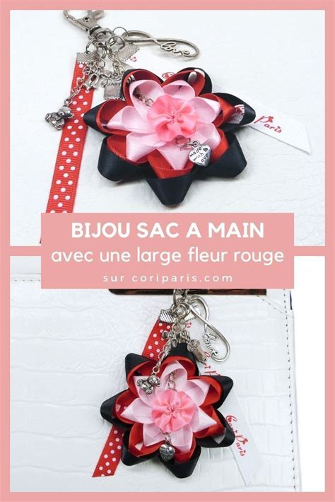 Illustration d'un bijou de sac à main avec une fleur en ruban de satin et des breloques diverses