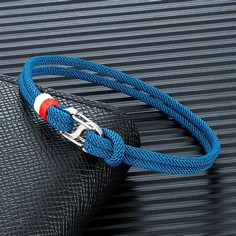 Gros plan sur un bracelet Miansai en nylon bleu marine et fermoir en argent