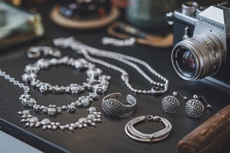 Photographie d'une sélection de bijoux en argent massif de la Maison Christofle, mettant en avant leur design moderne et raffiné.