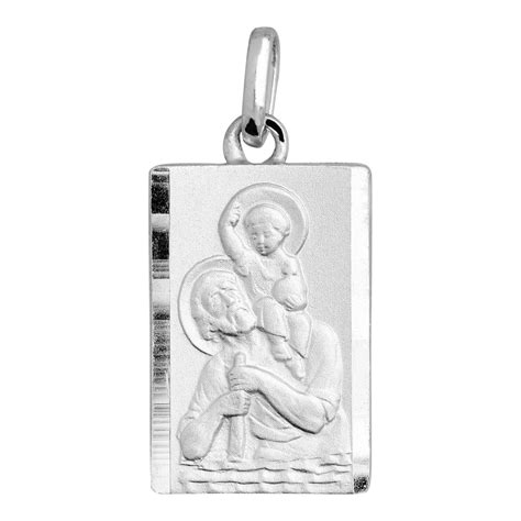 Détail d'une médaille en argent massif représentant Saint Christophe portant l'enfant Jésus, mettant en avant la finesse de la gravure.