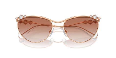 Montage photo présentant différents styles de lunettes de soleil Swarovski : rectangulaires, œil-de-chat, enveloppantes