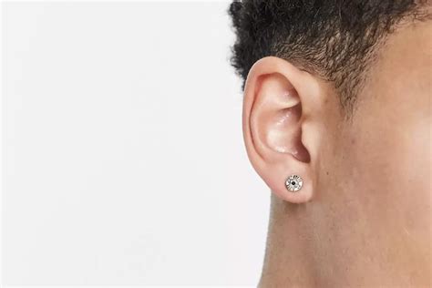 Collage de photos montrant divers styles de boucles d'oreilles pour hommes, des anneaux aux clous discrets.