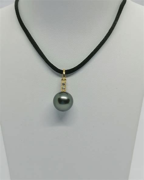 Vue éclatée d'un pendentif en perle de Tahiti, montrant la perle et son système de fixation