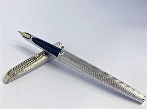 Illustration d'un stylo plume Waterman CF Argent Massif, mettant en valeur son design élégant et sa finition métallique.