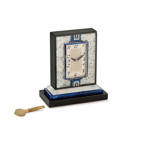 Photographie d'une pendulette Van Cleef & Arpels de 1928, mettant en évidence le lapis-lazuli, le cristal de roche gravé et les diamants.