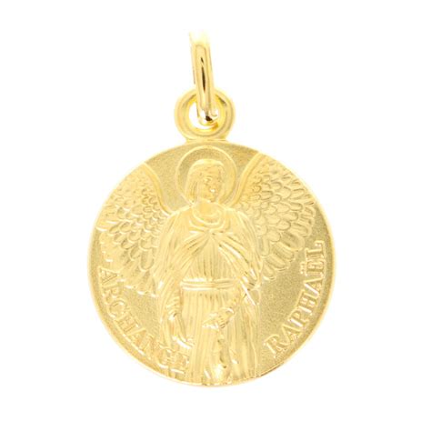 Détail d'une médaille avec Saint Raphaël, bâton de voyage et poisson