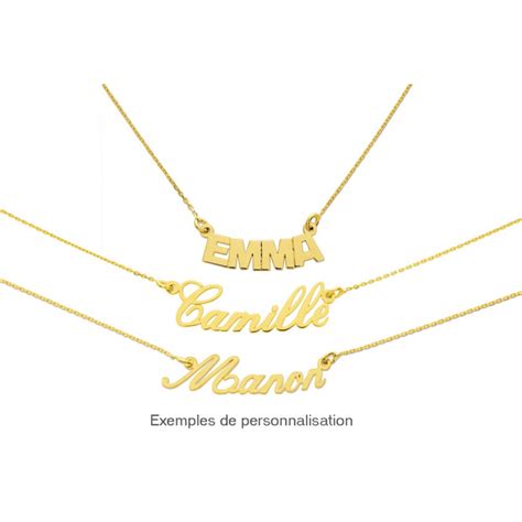 Gros plan sur un collier prénom en or jaune 9 carats, mettant en évidence la finesse de la gravure et la qualité de l'or.