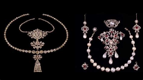 La Reine Mary portant des bijoux de la Comtesse Danner