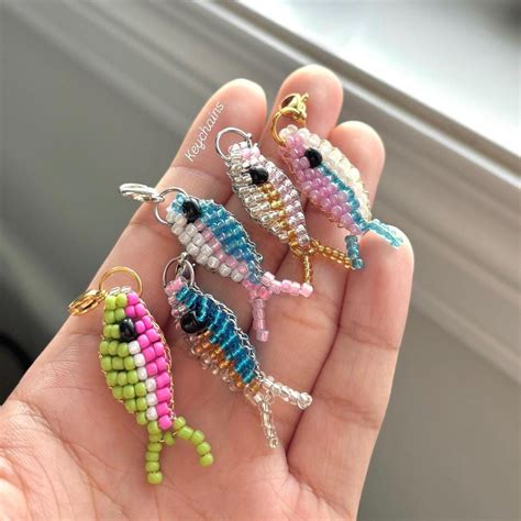 Photo d'un poisson en perles brodées, montrant la diversité des perles et des chaînes utilisées.