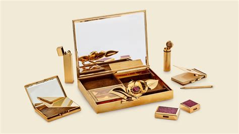 Minaudière Van Cleef & Arpels en styptor, or jaune et saphir, 1934.