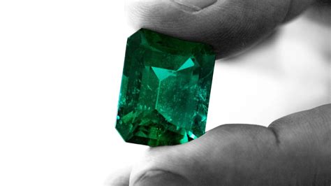 Illustration d'une émeraude brute aux inclusions caractéristiques