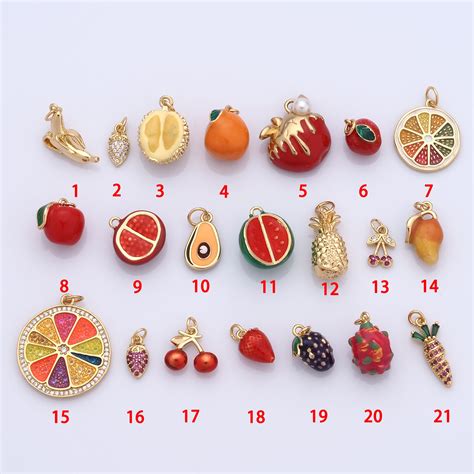 Collier pendentif fruit avec chaîne dorée et pendentifs en résine de fruits variés