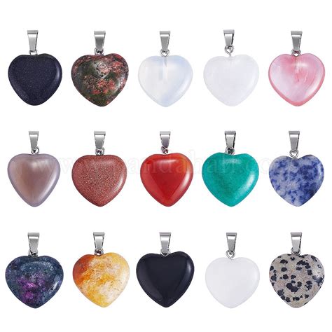 Gros plan sur les pendentifs en résine de différents fruits : fraise, myrtille, cassis, pastèque, banane, orange, citron, pomme, concombre