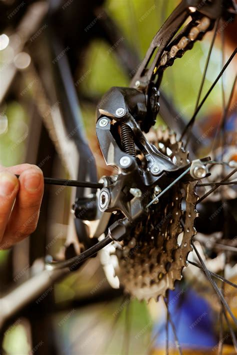 Gros plan sur une bague en cours de réparation avec des outils de précision