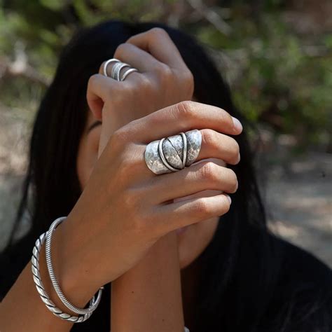 Collection de bijoux variés (bagues, colliers, bracelets) en or et argent