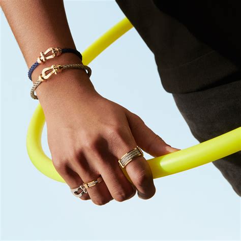 Bracelet Fred Force 10 avec des câbles colorés et une manille dorée