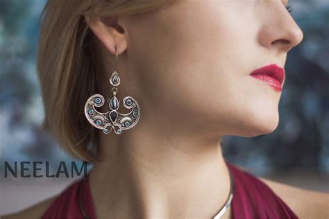 Les lourdes boucles d'oreilles d'une femme Mongole