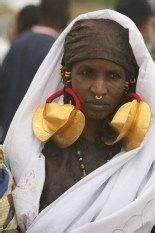 La beauté de la femme Peul et ses boucles d'oreilles