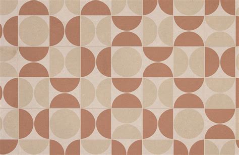 Photographie d'un rouleau de sol vinyle TRENTO 2M avec un motif rétro beige et terracotta