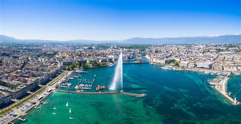 Vue panoramique de Genève avec le Jet d'Eau et le lac Léman, symbolisant le luxe et le prestige de la ville.