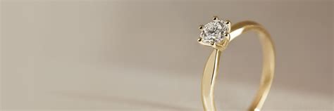 Schéma expliquant les étapes de création d'une bague de fiançailles, de la sélection du diamant à la finition.