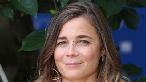Photo de Blanche Gardin sur scène, dans une pose caractéristique de son style