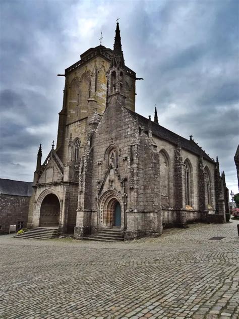 Détail de la façade de l'église Saint-Ronan de Locronan