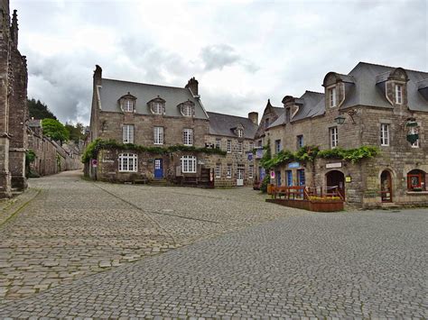 Rue typique de Locronan avec ses maisons en granit et ses ateliers d'artisans