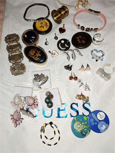Composition de bijoux fantaisie variés : colliers, bracelets, boucles d'oreilles avec pierres et pompons