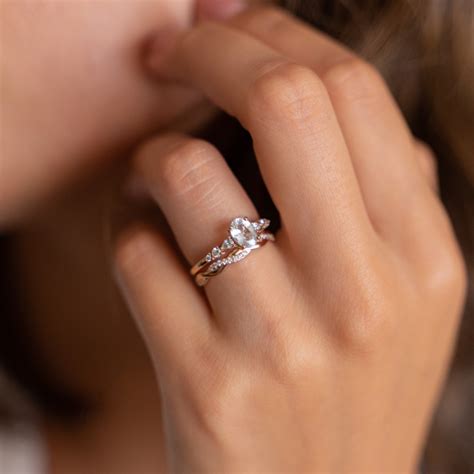 Inspiration pour une bague de fiançailles avec des diamants taillés en navette, rappelant les pétales d'une fleur.