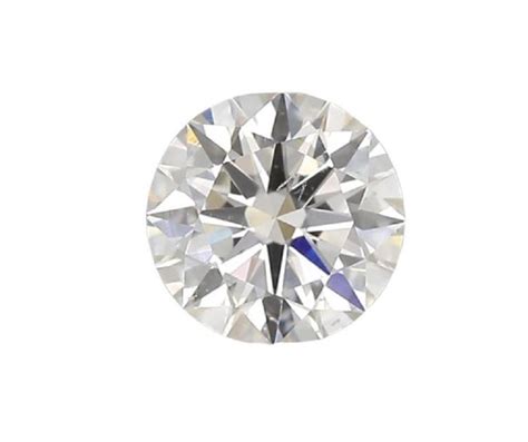Vue rapprochée d'un diamant rond brillant monté sur une bague de fiançailles Tiffany, mettant en valeur sa taille et son éclat.