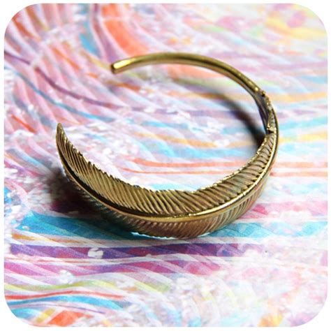Schéma du bracelet plume stylisé