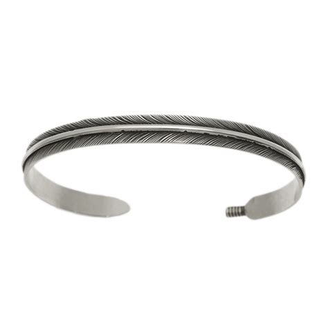 Gros plan sur les détails du bracelet plume en argent