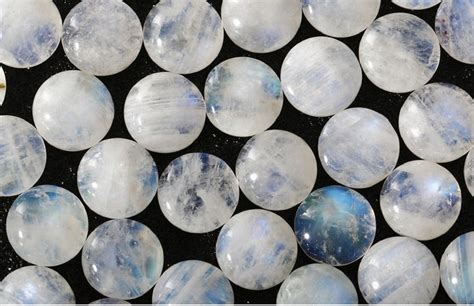 Comparaison visuelle côte à côte de la pierre de lune et de la labradorite blanche