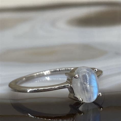 Exemples de bijoux en pierre de lune : bague, collier, boucles d'oreilles