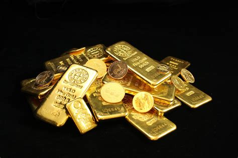 Photographie de pièces d'or et lingots d'investissement