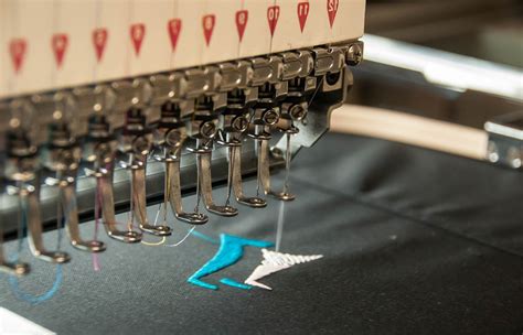 Exemple de broderie réalisée avec du fil métallique, mettant en valeur sa brillance.
