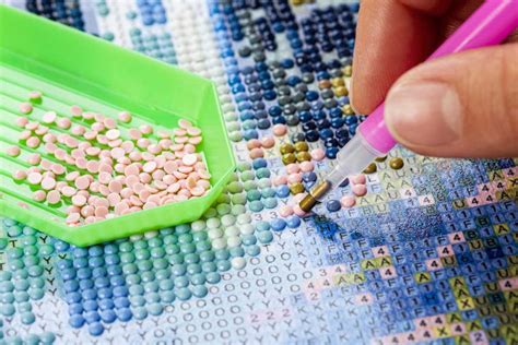 Exemple d'une œuvre réalisée en broderie diamant, montrant des strass colorés formant un motif.