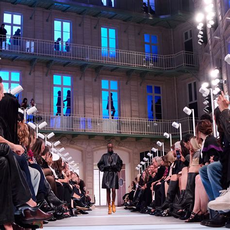 Dadju en tenue Jean-Paul Gaultier lors de la Fashion Week