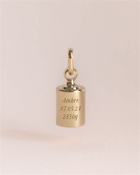 Photo d'une sélection de bijoux de la marque Mon Petit Poids : pendentifs poids, bracelets avec gravures.