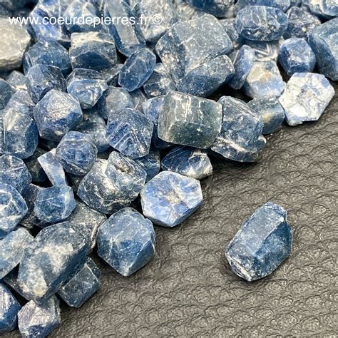 Un saphir brut trouvé en Thaïlande