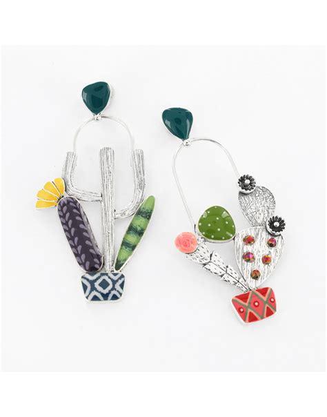 Collage de bijoux Taratata aux couleurs vives et motifs décalés