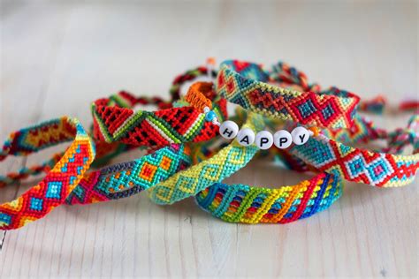 Illustration de bracelets brésiliens colorés et variés