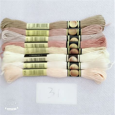 Aperçu d'un lot d'échevettes de fils de coton multicolores