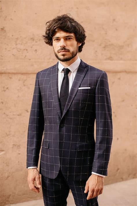 Homme italien élégamment vêtu d'un costume aux motifs discrets