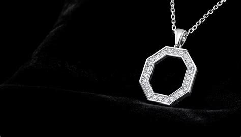 Image d'un collier élégant de la collection Octagon avec un diamant de synthèse taille octogone.