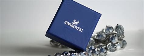 Illustration technique montrant un cristal Swarovski octogonal avec ses trous et les types d'attaches compatibles.